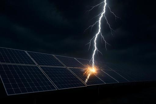 落雷するソーラーパネルの写真