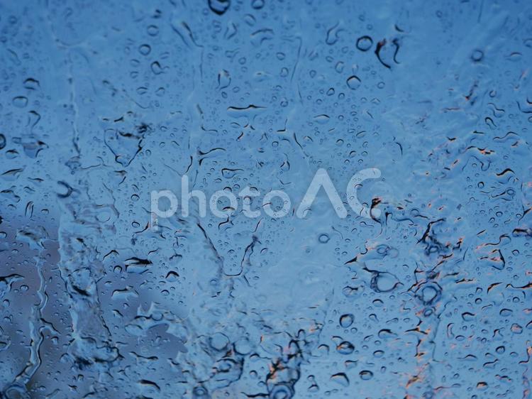 青色背景／土砂降りの雨 雨,水滴,水の写真素材