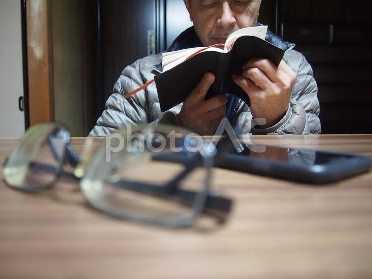 読書をする男性 読書,本,活字の写真素材