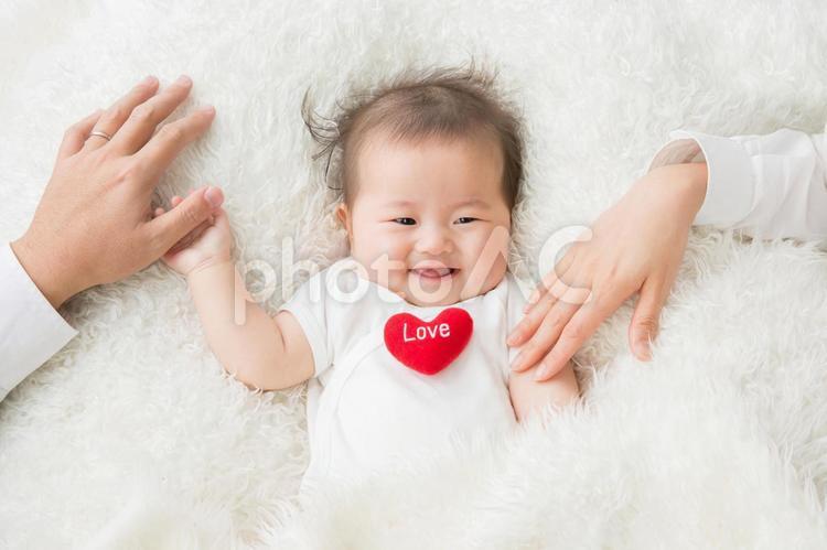 手をつなぐ赤ちゃん 赤ちゃん,笑顔,ハートの写真素材