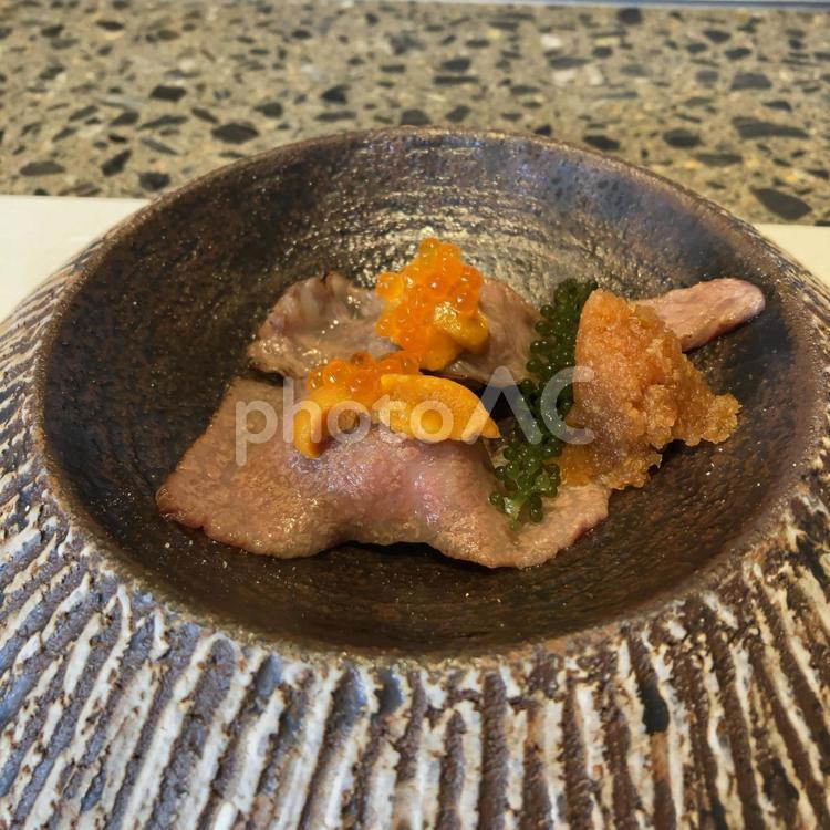 黒毛和牛炙り肉寿司 肉寿司,ウニ,いくらの写真素材