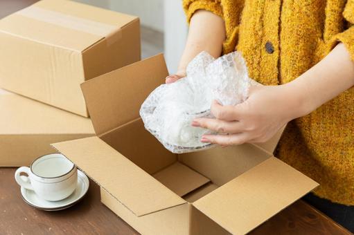 割れ物を梱包する手元 配送,配達,段ボールの写真素材