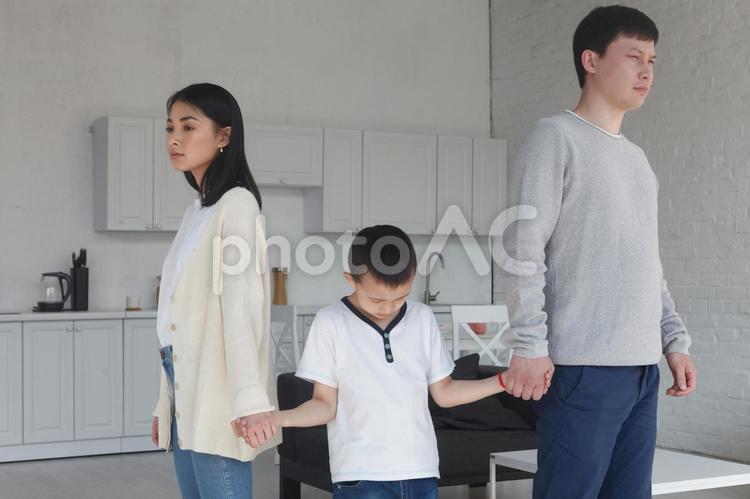 ケンカするアジア人夫婦と手をつなぐ息子 アジア人,家族,お父さんの写真素材