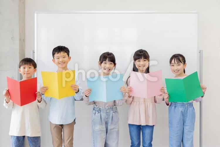 発表をする小学生 小学生,女性,男性の写真素材