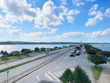 海の見える道・沖縄・海中道路 観光地,コピースペース,港の写真素材