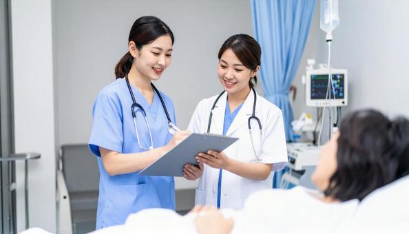 薬剤投与を二重チェックする看護師二人 薬剤投与を二重チェックする看護師二人の写真