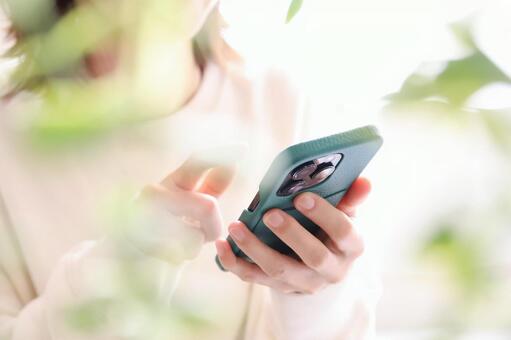 スマートフォンを使う女性 スマートフォン,スマホ,女性の写真素材