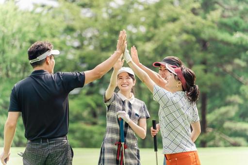 ゴルフ場でハイタッチするゴルフ仲間の男女 ゴルフ場でハイタッチするゴルフ仲間の男女 ゴルフ,ゴルフ場,ゴルフクラブの写真素材