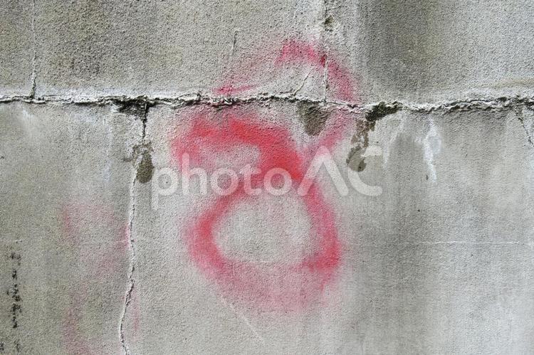 何やら「８」とペイントされた工場の外壁 壁,外壁,コンクリートの写真素材