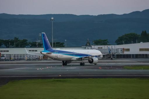 滑走路の熱が残る時間 滑走路の熱が残る時間 飛行機,航空機,旅客機の写真素材
