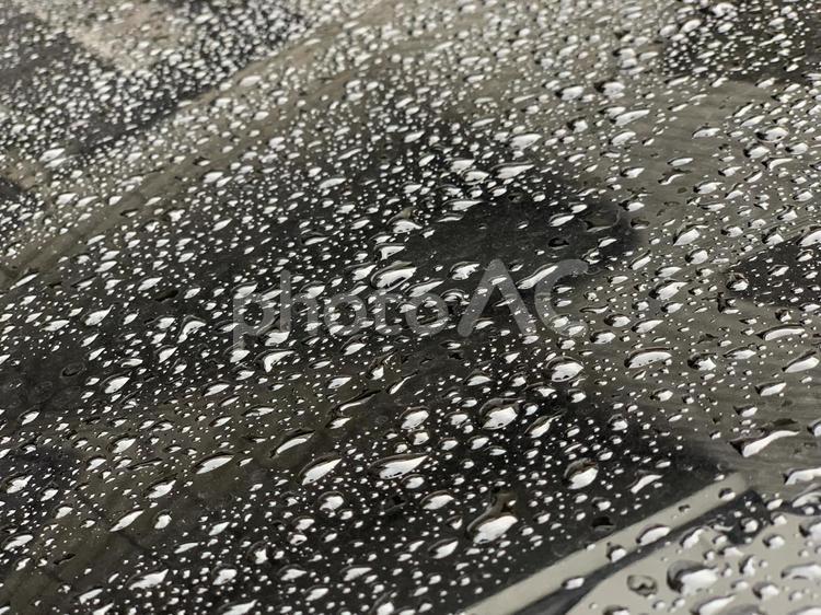 雨上がりのフロントガラス 水滴,曇り,洗車の写真素材