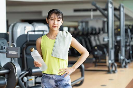 ジムでトレーニングする若い女性 ジム,フィットネス,トレーニングの写真素材