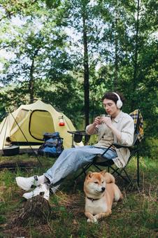 犬の隣に座る男性 男性,外国人,犬の写真素材