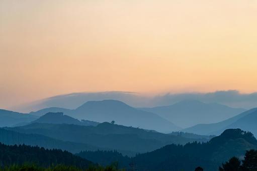 山に沈む夕日 山に沈む夕日の写真