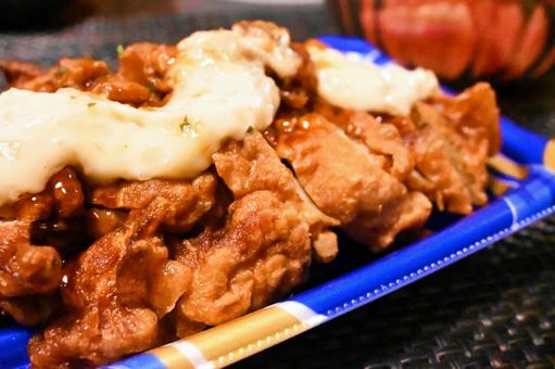 タルタルのかかったチキン タルタルのかかったチキンの写真
