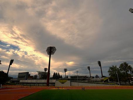 夕暮れの球場 夕暮れの球場 球場,夕暮れ,夕方の写真素材