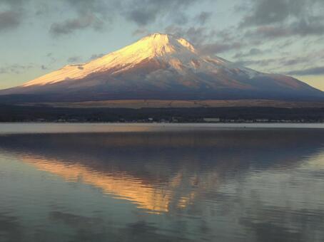 紅富士と逆さ富士(山中湖) 紅富士,逆さ富士,富士山の写真素材