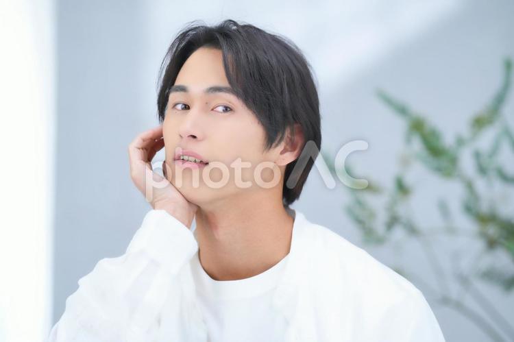 カメラ目線で頬杖をついている男性 男性,美容男子,カメラ目線の写真素材