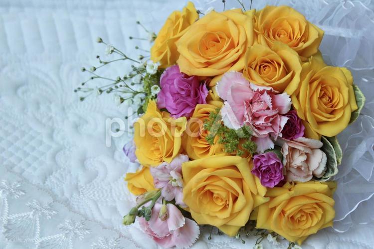 黄色のブーケとホワイトキルティング ブーケ,薔薇,花束の写真素材