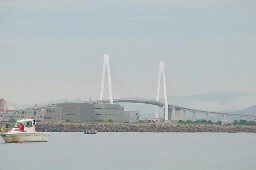 海上から見る新湊大橋 海上から見る新湊大橋の写真