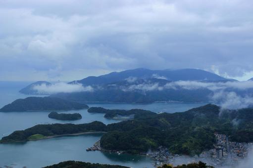 五老ヶ岳公園から見た京都府舞鶴湾の雲海 五老ヶ岳公園から見た京都府舞鶴湾の雲海の写真