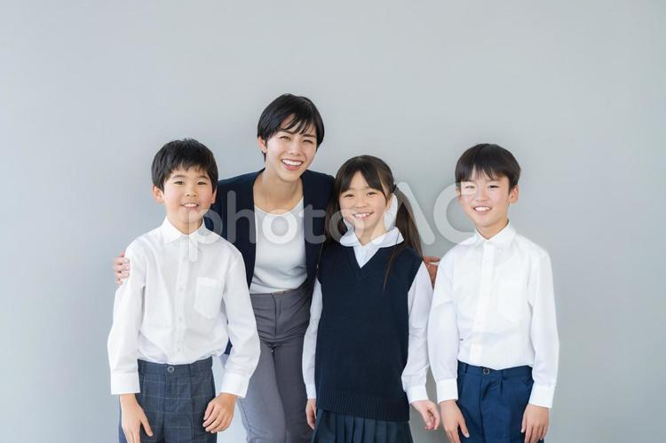教室に並ぶクラスメイトと先生 受験生,進学塾,制服の写真素材