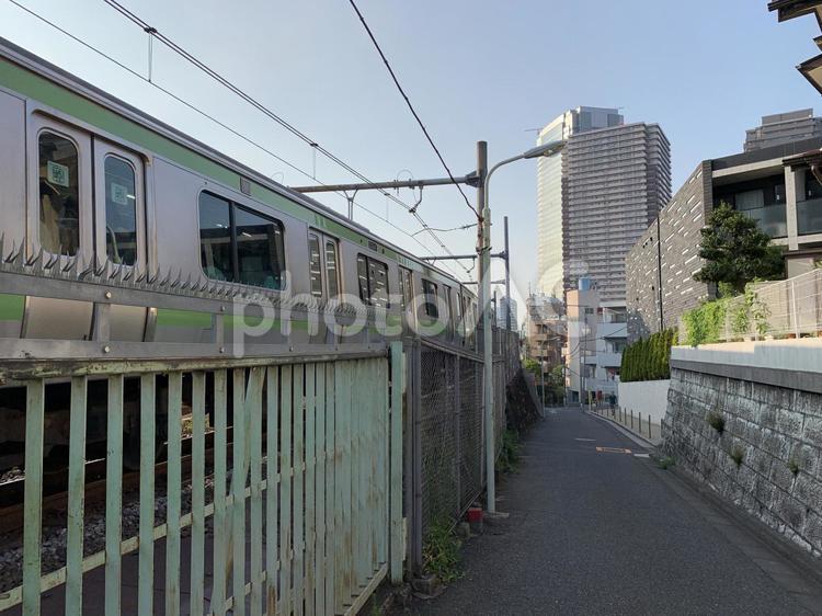 線路脇の道 鉄道,通り,列車の写真素材