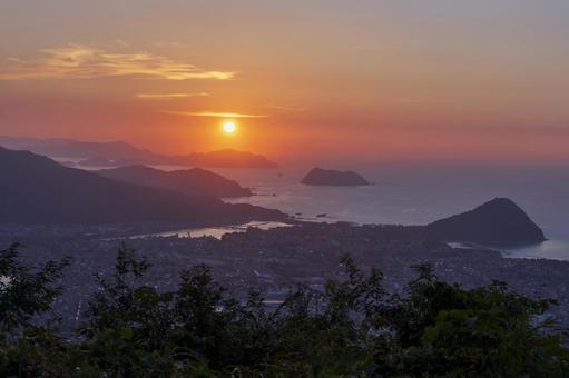 田床山展望台からの夕日と萩市街 田床山展望台からの夕日と萩市街 田床山,田床山展望台,展望台の写真素材