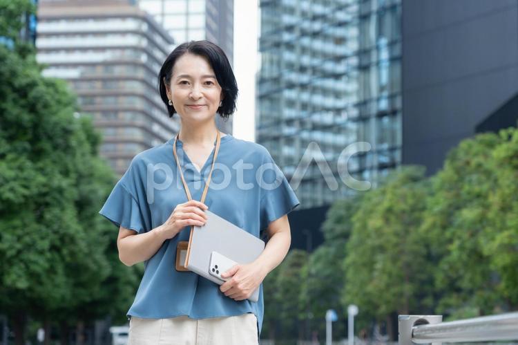 オフィス街で働くミドルのビジネスウーマン ビジネス,女性,エンジニアの写真素材