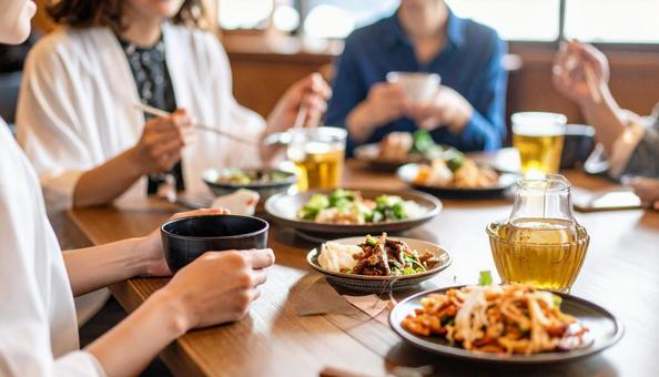 居酒屋で食事やお酒を楽しむ人々 居酒屋で食事やお酒を楽しむ人々の写真