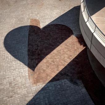 建物が作り出す自然なハートの影 建物が作り出す自然なハートの影の写真