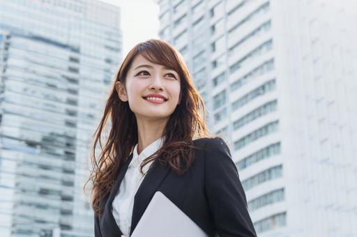 ノートパソコンと女性社員-9 ノートパソコンと女性社員-9の写真