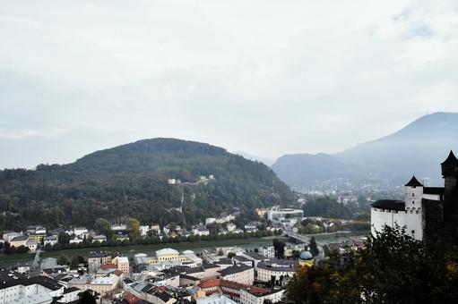 ザルツブルクの丘から見た歴史的な街並み﻿ ザルツブルク,オーストリア,ヨーロッパの写真素材