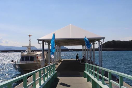 直島・フェリー乗り場 直島・フェリー乗り場 フェリー,船,船着き場の写真素材