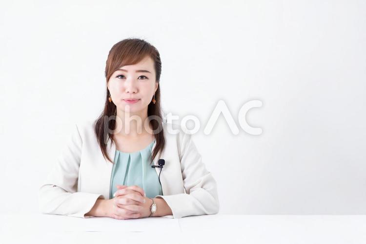 報道・アナウンサー・ニュースキャスター アナウンサー,ニュースキャスター,笑顔の写真素材