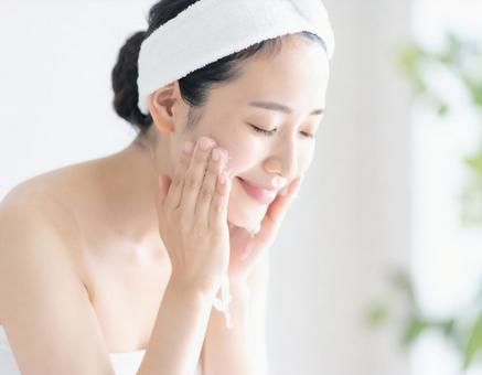 洗顔をする女性 洗顔をする女性の写真