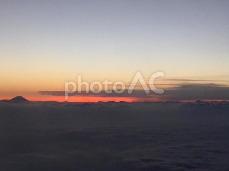 飛行機で見た夕焼け たそがれ,光,夜の写真素材
