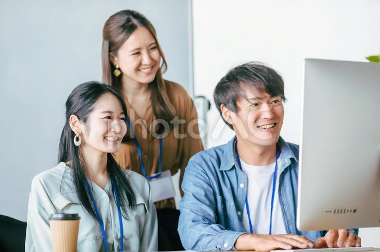 オンライン会議する男女の会社員 オンライン会議,web会議,ウェビナーの写真素材