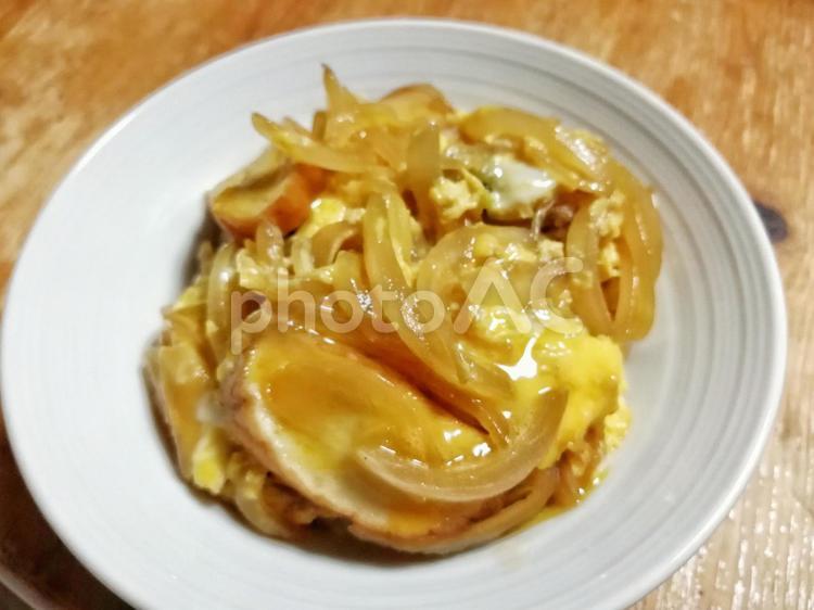 玉ねぎと魚河岸の卵とじ 卵とじ,卵料理,丼の写真素材
