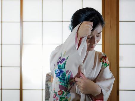 33:顔を隠す着物の女性 33:顔を隠す着物の女性 着物,恥ずかしい,袖の写真素材