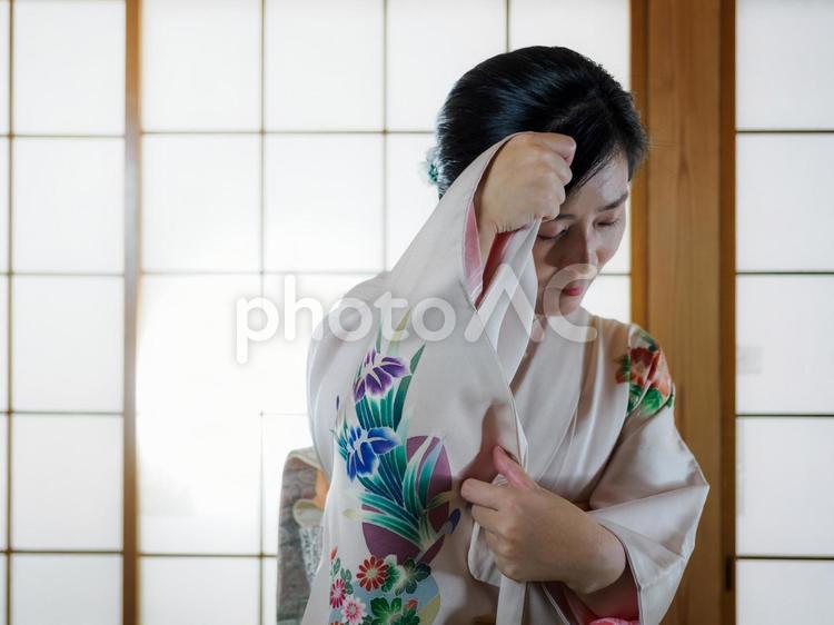 33：顔を隠す着物の女性 着物,恥ずかしい,袖の写真素材