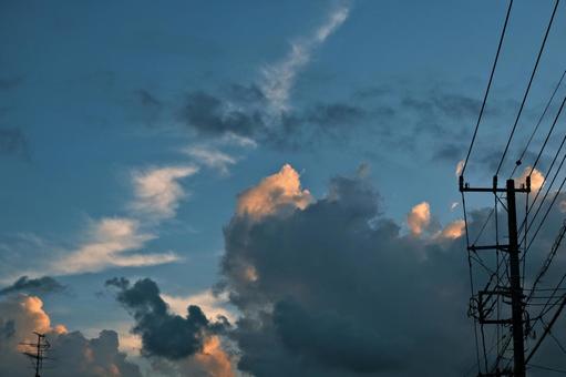 夕方の夏雲と電線 夕方の夏雲と電線の写真