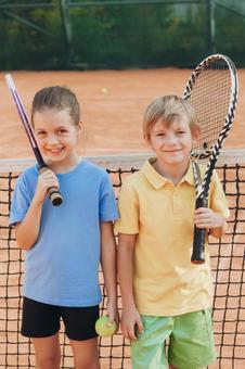 青いシャツの女の子と黄色のシャツの男の子のツーショット 男の子,女の子,外国人の写真素材