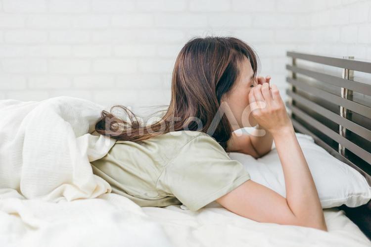 眠れないミドル世代の女性（体調不良） 睡眠障害,自律神経失調症,うつ病の写真素材