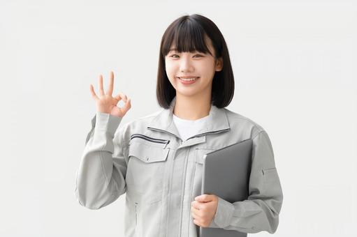 OKポーズをする作業服を着た若い女性 OKポーズをする作業服を着た若い女性 女性,ビジネス,作業服の写真素材