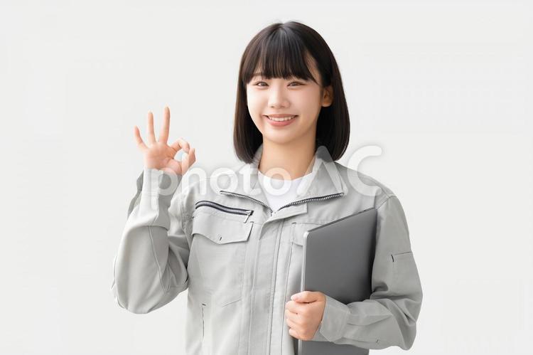 OKポーズをする作業服を着た若い女性 女性,ビジネス,作業服の写真素材