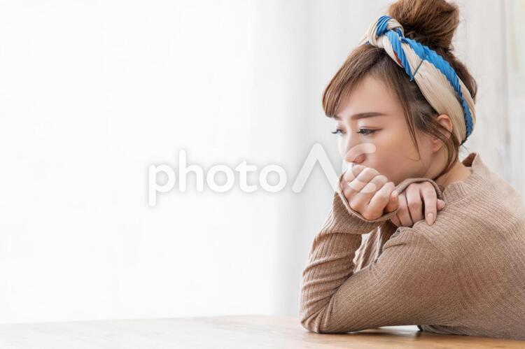 ルームウェアの女性 女性,切ない,辛いの写真素材