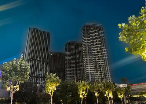 夜空にそびえる高層ビルのシルエット 夜空にそびえる高層ビルのシルエット 高層ビル,夜景,都市の写真素材