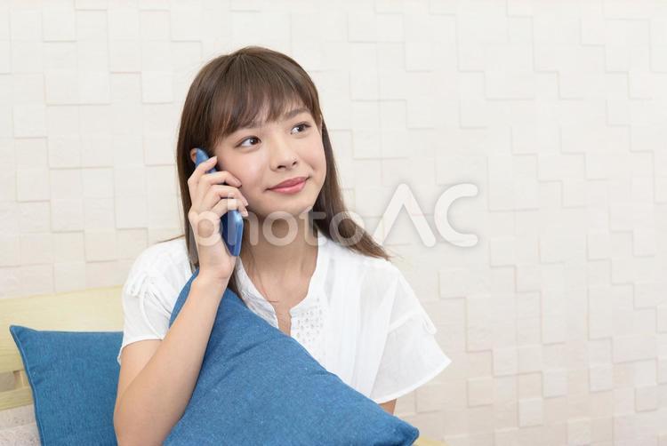 スマートフォンを持つ女性 女性,スマホ,スマートフォンの写真素材