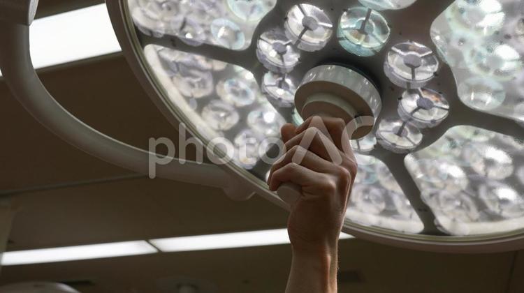 手術室のライトを操作する 手術室,ライト,電球の写真素材